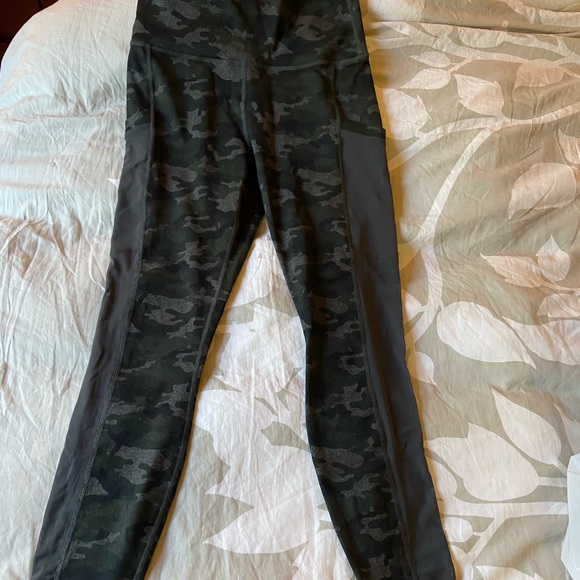 Mila Camo 7/8 high waisted pocket mesh small - Picture 5 of 5